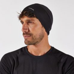 Czapka do biegania Kiprun Warm+ ocieplana V2. Czarne czapki męskie KIPRUN, bez wzorów, z materiału, sportowe. Za 39.99 zł.