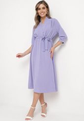 Jasnofioletowa Sukienka Rheniolea. Fioletowe sukienki damskie Born2be, m, bez wzorów, eleganckie, bez kołnierzyka, bez ramiączek, midi, kopertowe. W wyprzedaży za 87.99 zł.
