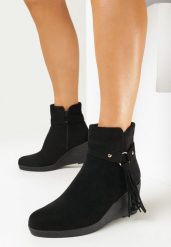 Czarne Botki na Koturnie z Ozdobnymi Chwostami Senoveva. Czarne botki damskie Born2be, bez obcasa, na koturnie, bez zapięcia. Za 149.99 zł.