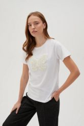 Bawełniany t-shirt z aplikacją biały. Białe t-shirty damskie MOODO, l, z aplikacjami, z bawełny, bez kołnierzyka. W wyprzedaży za 49.99 zł.