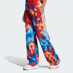 SPODNIE DRESOWE ADIDAS x FARM RIO HOUSE OF TIRO. Białe spodnie sportowe damskie Adidas, z dresówki, na fitness i siłownię. Za 279.00 zł.