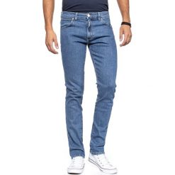 SPODNIE MĘSKIE WRANGLER LARSTON MIDSTONE W18S23091 112127418. Niebieskie spodnie materiałowe męskie Wrangler, bez wzorów, z jeansu, klasyczne. W wyprzedaży za 99.99 zł.