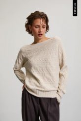 Sweter z dekoltem w łódke beżowy. Brązowe swetry klasyczne damskie MOODO, l, z poliamidu, bez kołnierzyka. Za 149.99 zł.