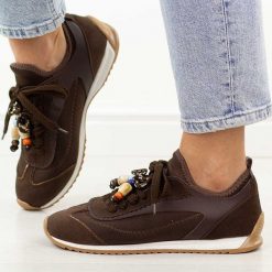 Czekoladowe półbuty damskie T.Sokolski 963. Brązowe półbuty damskie Sokolski, z aplikacjami, z jeansu, casualowe, z okrągłym noskiem, bez obcasa, na płaskiej podeszwie. Za 299.00 zł.