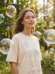 Bawełniana koszulka z nadrukiem kwiatowym - kremowy. Białe t-shirty damskie Sinsay, l, bez wzorów, z bawełny, bez kołnierzyka. Za 25.99 zł.