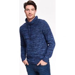 SWETER MĘSKI Z WYWIJANYM GOLFEM. Niebieskie swetry męskie TOP SECRET, na jesień, l, bez wzorów, z dzianiny, bez kołnierzyka. W wyprzedaży za 59.99 zł.