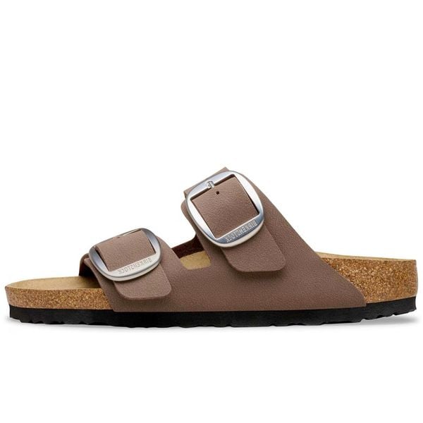 Klapki Birkenstock Arizona Big Buckle Birkibuc Damskie. Brązowe klapki damskie Birkenstock, bez wzorów, z nubiku, bez obcasa. Za 506.15 zł.