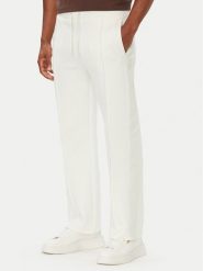 Guess Spodnie dresowe Z6YB14 K4966 Kremowy Regular Fit. Białe spodnie dresowe męskie Guess, z aplikacjami, z bawełny. Za 394.99 zł.