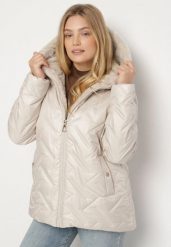 Jasnobeżowa Pikowana Kurtka o Prostym Kroju z Kapturem Avilerie. Brązowe kurtki damskie Born2be, plus size, bez wzorów, z jeansu, z kapturem. Za 169.99 zł.