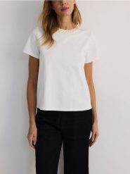 T-shirt z ozdobnym dekoltem - biały. Białe t-shirty damskie Reserved, l, bez wzorów, z bawełny, bez kołnierzyka. W wyprzedaży za 55.99 zł.