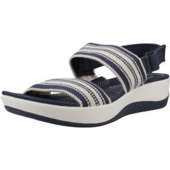 Sandały CLARKS 26181748C Niebieski. Niebieskie obuwie trekkingowe damskie Clarks, bez wzorów, z tkaniny, bez obcasa. Za 207.99 zł.
