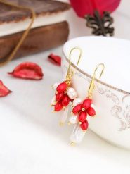 Pierres delicates Pozłacane kolczyki z koralami i perłami rozmiar: onesize. Białe kolczyki damskie Pierres delicates, z koralem, pozłacane, z zapięciem typu bigiel. Za 56.99 zł.