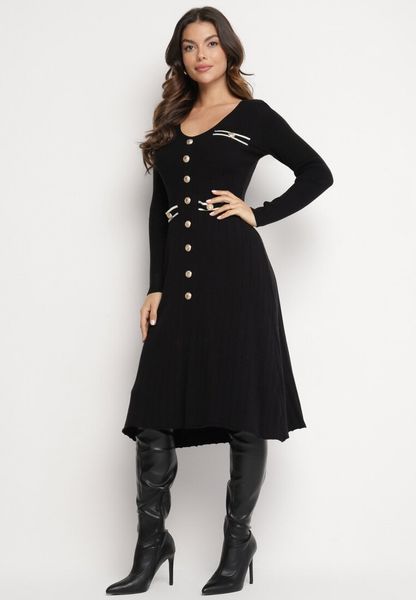 Czarna Sweterkowa Sukienka z Wiskozą Ozdobiona Guzikami i Imitacją Kieszeni Izamines. Czarne sukienki damskie Born2be, na co dzień, bez wzorów, z dzianiny, eleganckie, bez kołnierzyka, bez ramiączek, dopasowane. Za 89.99 zł.