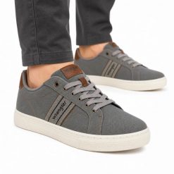 Buty męskie sportowe do chodzenia Wrangler JONAS C MEN LOW. Brązowe buty sportowe na co dzień męskie Wrangler, z jeansu, bez zapięcia, trekkingowe. Za 219.00 zł.