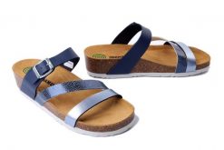 DR. BRINKMANN 700753-51 mittelblau, klapki damskie. Niebieskie klapki damskie Dr. Brinkmann, bez wzorów, bez obcasa, na koturnie. Za 163.92 zł.