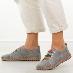 Szare skórzane półbuty damskie Vinceza 95377. Szare półbuty damskie VINCEZA, bez wzorów, z jeansu, biznesowe, z okrągłym noskiem, bez obcasa. W wyprzedaży za 197.10 zł.