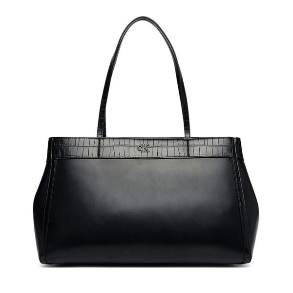 Torebka Calvin Klein. Czarne torebki klasyczne damskie CALVIN KLEIN, bez wzorów, bez dodatków. Za 749.99 zł.