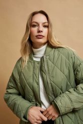 Długa pikowana kurtka oliwkowa. Zielone kurtki damskie MOODO, xxl, bez wzorów, z poliamidu, bez kaptura. W wyprzedaży za 99.99 zł.