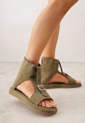 Zielone Sandały Typu Botki Ozdobione Metaliczną Klamrą z Przodu Adrasaia. Zielone sandały damskie Renee, bez wzorów, bez obcasa, na płaskiej podeszwie. Za 99.99 zł.