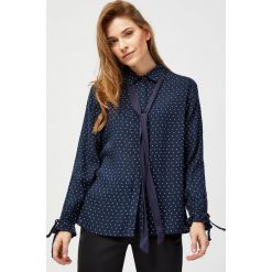 Koszula z wiązaniem-ukryty błedy szycia. Koszule damskie MOODO, xs, bez wzorów, bez kołnierzyka, bez ramiączek. Za 49.99 zł.