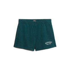 Szorty z motywem sportowym essentials dla kobiet Superdry. Zielone spodenki sportowe damskie Superdry., bez wzorów, sportowe. W wyprzedaży za 126.60 zł.