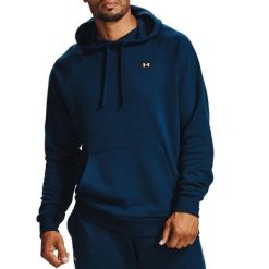 Bluza turystyczna męska Under Armour Rival Fleece. Niebieskie bluzy sportowe męskie Under Armour, bez wzorów, z bawełny, sportowe, bez kołnierzyka, bez ramiączek. W wyprzedaży za 164.00 zł.