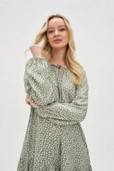 Wiskozowa sukienka oliwkowa. Zielone sukienki damskie MOODO, l, bez wzorów, z wiskozy, bez kołnierzyka, bez ramiączek. W wyprzedaży za 79.99 zł.