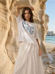 Bawełniana koszulka z haftowanym napisem Poesie de Mer - biały. Białe t-shirty damskie Sinsay, l, bez wzorów, z bawełny, bez kołnierzyka. Za 25.99 zł.