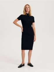 Dopasowana sukienka midi - czarny. Czarne sukienki damskie Reserved, l, bez wzorów, z dzianiny, bez kołnierzyka, bez ramiączek, midi, dopasowane. W wyprzedaży za 69.99 zł.