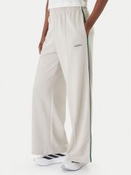 Adidas Spodnie dresowe Seasonal Essentials Colourpop JZ0192 Beżowy Regular Fit. Brązowe spodnie dresowe damskie Adidas, s, bez wzorów, z bawełny. Za 239.99 zł.