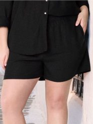 Szorty z wiskozą PLUS SIZE - czarny. Czarne szorty damskie Sinsay, bez wzorów, z materiału. Za 39.99 zł.