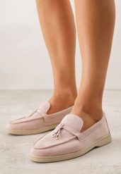 Różowe Mokasyny z Imitacji Zamszu Zdobione Zawieszką i Przeszyciem Aezoris. Czerwone mokasyny damskie Renee, z jeansu. Za 99.99 zł.