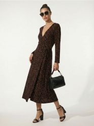 Wiskozowa kopertowa sukienka midi w panterkę - brązowy. Brązowe sukienki damskie Sinsay, l, bez wzorów, z wiskozy, bez kołnierzyka, bez ramiączek, midi, kopertowe. Za 49.99 zł.