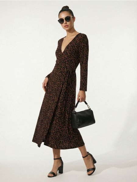 Wiskozowa kopertowa sukienka midi w panterkę - brązowy. Brązowe sukienki damskie Sinsay, l, bez wzorów, z wiskozy, bez kołnierzyka, bez ramiączek, midi, kopertowe. Za 49.99 zł.