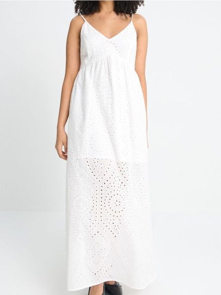 Ażurowa sukienka maxi na ramiączkach z bawełny - biały. Białe sukienki damskie Sinsay, l, w ażurowe wzory, z bawełny, bez kołnierzyka, bez ramiączek, maxi. Za 45.99 zł.
