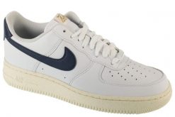 Buty sportowe Sneakersy damskie, Air Force 1 07. Białe buty sportowe na co dzień damskie Nike, bez wzorów, z materiału, trekkingowe, nike air force. Za 499.99 zł.