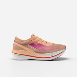Buty do biegania z płytką karbonową damskie Kiprun Kipstorm Challenger. Brązowe obuwie do biegania damskie KIPRUN. Za 599.99 zł.