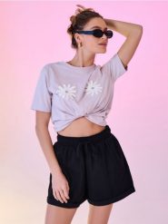 Bawełniane szorty z przeszyciami - czarny. Czarne szorty damskie Sinsay, bez wzorów, z bawełny. Za 39.99 zł.