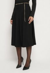 Czarna Rozkloszowana Spódnica z Wiskozą Ozdobiona Łańcuszkiem w Pasie Lilindrae. Czarne spódniczki damskie Born2be, xs, z aplikacjami, z wiskozy, biznesowe, midi, proste. Za 39.99 zł.