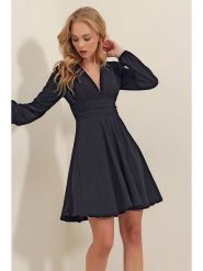 Trend Alacati Sukienka w kolorze czarnym rozmiar: L. Czarne sukienki damskie Trend Alacati, l, bez wzorów, bez kołnierzyka, bez ramiączek, mini. Za 52.55 zł.