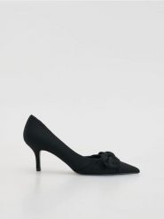 Czółenka z kokardkami - czarny. Czarne czółenka damskie Reserved, bez wzorów, z tkaniny, bez obcasa. Za 139.99 zł.