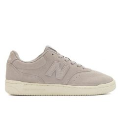 Buty New Balance BB80SLG beżowy. Brązowe buty sportowe na co dzień męskie z gumy, bez zapięcia. Za 451.81 zł.
