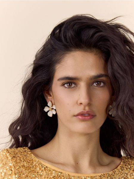 Kolczyki w kwiaty - złamana biel. Kolczyki damskie Reserved. Za 39.99 zł.