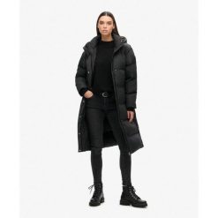 Długi pikowany płaszcz z kapturem. Czarne płaszcze damskie Superdry., bez wzorów, eleganckie. W wyprzedaży za 540.90 zł.