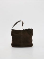 Zamszowa torebka - ciemnobrązowy. Brązowe torebki klasyczne damskie Reserved, bez wzorów, ze skóry, zamszowe, bez dodatków. Za 299.99 zł.