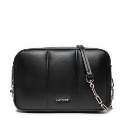Torebka Calvin Klein. Czarne listonoszki damskie CALVIN KLEIN, bez wzorów, bez dodatków. Za 249.99 zł.