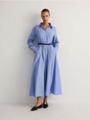 Koszulowa sukienka midi z paskiem - wielobarwny. Sukienki damskie Reserved, l, bez wzorów, z bawełny, bez kołnierzyka, bez ramiączek, midi, koszulowe. W wyprzedaży za 139.99 zł.