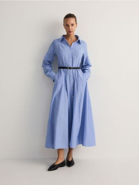 Koszulowa sukienka midi z paskiem - wielobarwny. Sukienki damskie Reserved, l, bez wzorów, z bawełny, bez kołnierzyka, bez ramiączek, midi, koszulowe. W wyprzedaży za 139.99 zł.