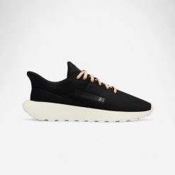Buty sportowe damskie Decathlon KLNJ Be Essential. Czarne buty sportowe na co dzień damskie Decathlon, bez wzorów, z materiału, trekkingowe. Za 79.99 zł.