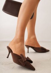 Brązowe Klapki Mule na Szpilce z Kokardką Kimoseis. Brązowe klapki damskie Renee, z aplikacjami, z materiału, bez obcasa, na obcasie. Za 109.99 zł.